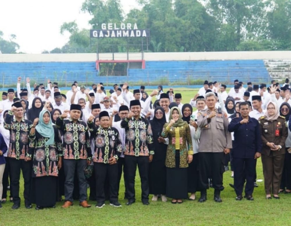 Bupati Mojokerto Ikfina Fahmawati, Forkopimda, Komisioner KPU Kabupaten Mojokerto beserta para PPS foto sehabis pelantikan (ist)