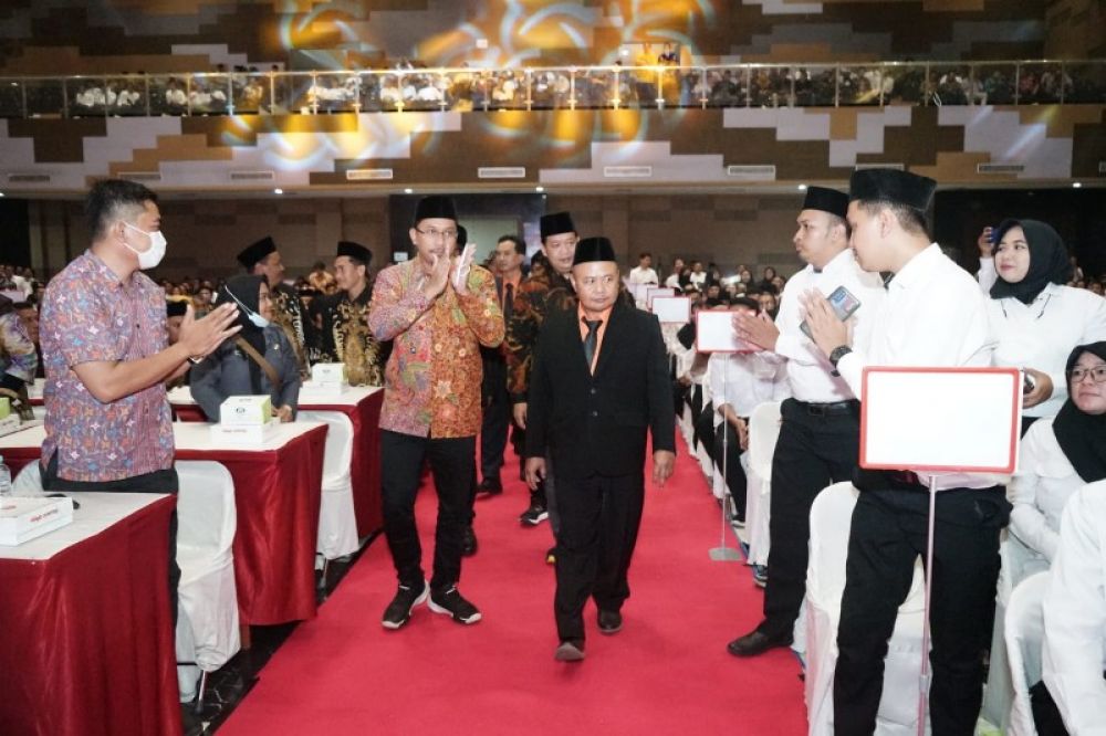 Ketua KPU Sidoarjo Muhammad Iskak mendampingi Bupati Sidoarjo Gus Muhdlor usai melantik anggota PPS. (Ist)