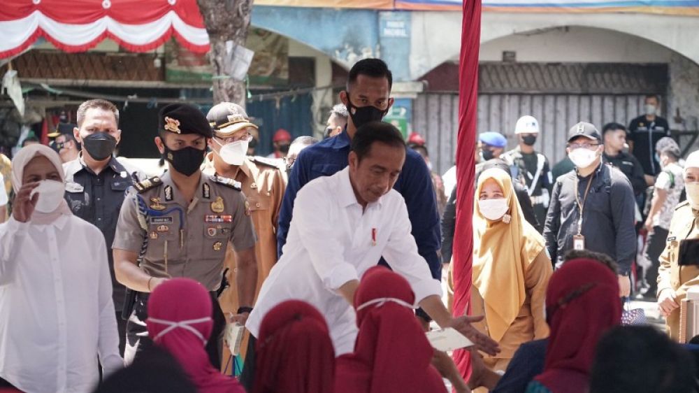 Presiden Joko Widodo Bagikan Bansos ke Pengunjung dan Pedagang Pasar Larangan Sidoarjo