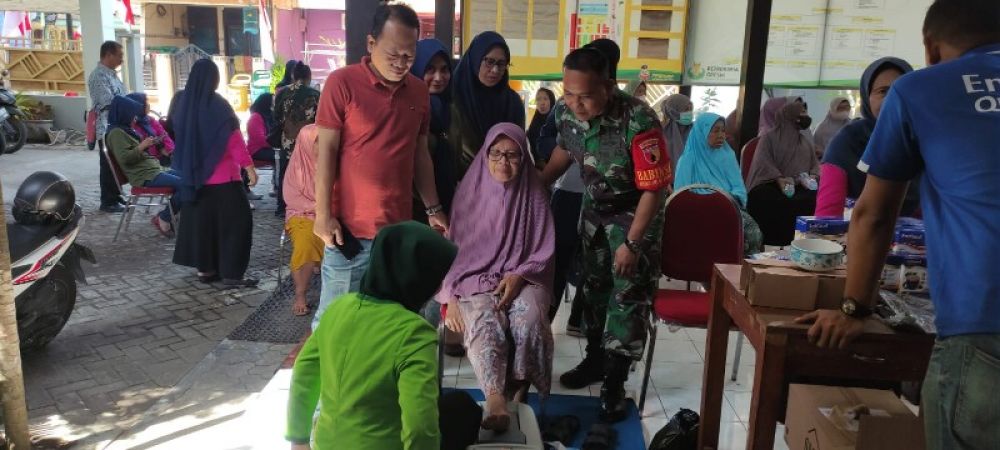 Kades Sukorejo dan masyarakat saat dilayani pemeriksaan kesehatan tulang. (Ist) 