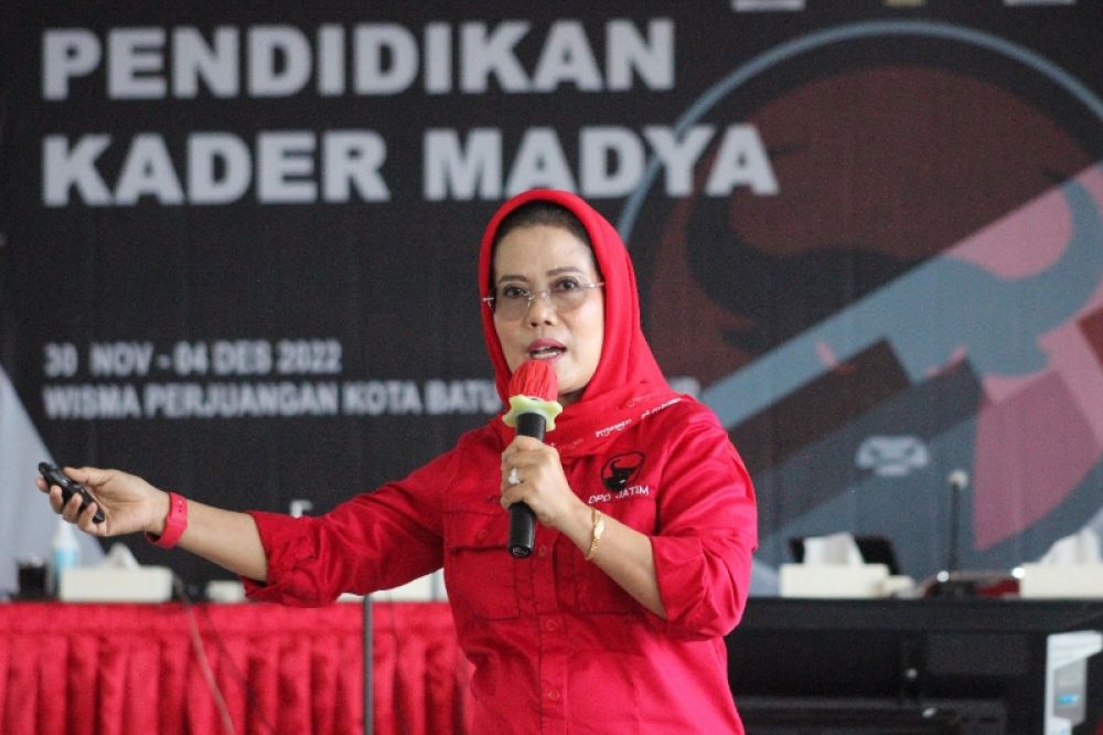 Sekretaris DPD PDI - Perjuangan Jawa Timur, Dr Sri Untari Bisowarno, MAP, memberikan pembekalan kepada kader PDI-P. jawa Timur di Malang. (Ist) 