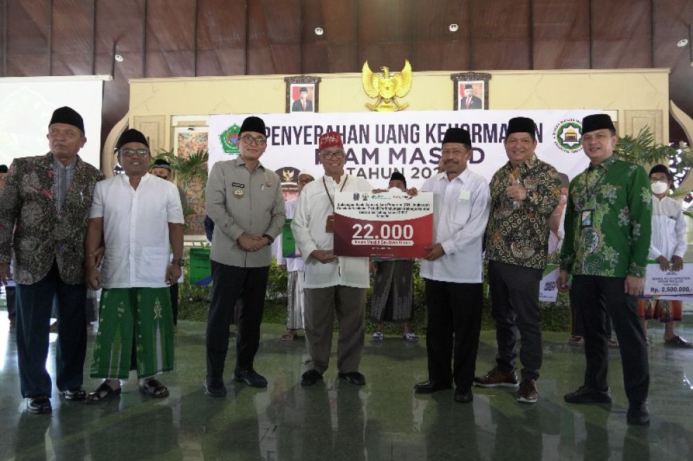 Penyerahan bantuan iuran perdana kepada perwakilan Imam Masjid dari PT Bank Pembangunan Daerah Jawa Timur Tbk. (bankjatim) dengan BPJS Ketenagakerjaan di Kabupaten Pamekasan. (Ist) 