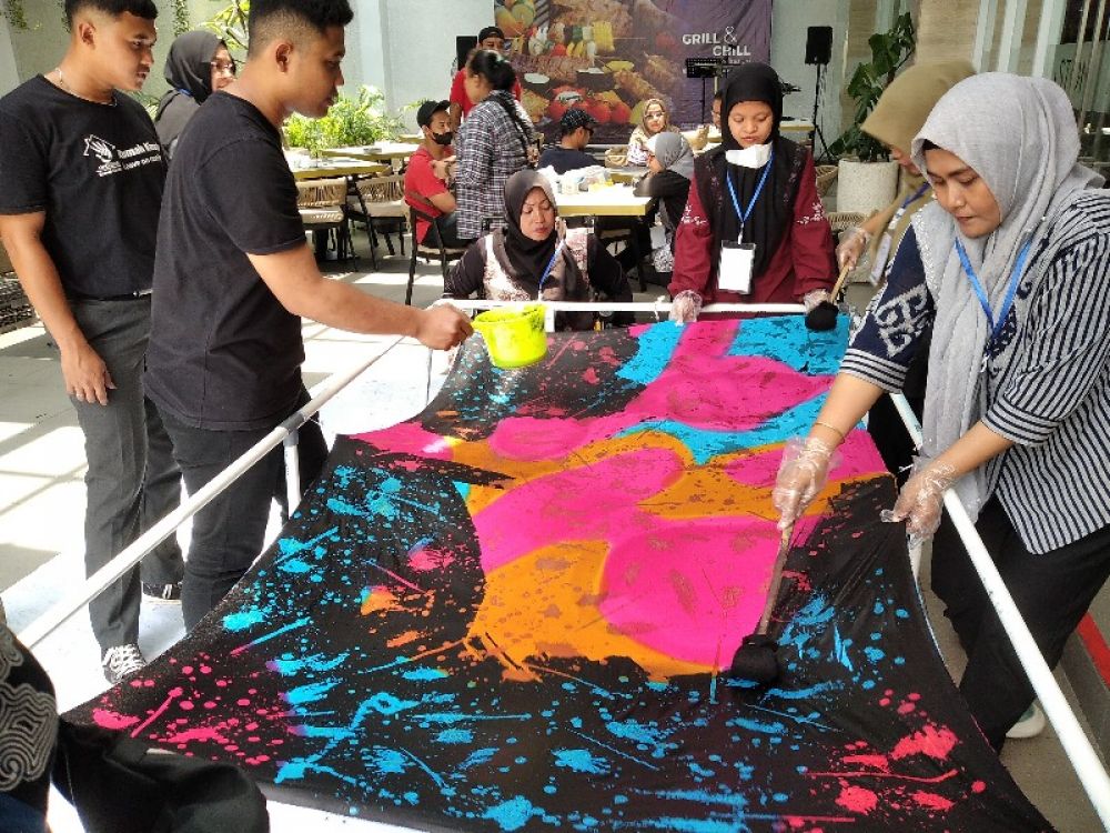 Penyandang Disabilitas mempraktekkan proses pembuatan Batik Ciprat mulai dari pembuatan warna dasar sampai finishing di hotel Aston Sidoarjo. (foto: zainul/B-news.id) 