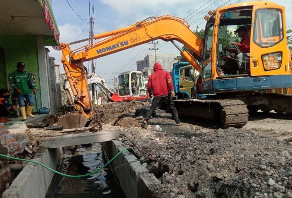 Proyek penggalian tanah untuk pembuatan drainase. Hingga saat ini pemkab Bojonegoro berhasil membangun drainase panjang 145.283 meter sejak tahun 2019. (Ist) 