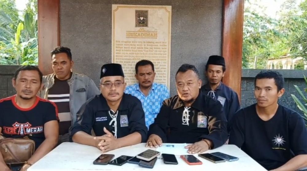 Pengurus PSHT Cabang Kabupaten Blitar pimpinan Roby Marthon menggelar jumpa pers memberikan klarifikasi terkait dugaan pengerusakan oleh oknum warga PSHT. (Ist) 
