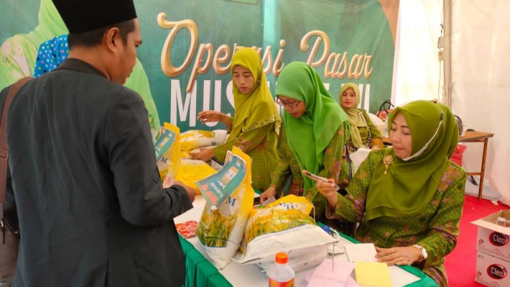 Muslimat NU dan Pemprov Jatim saat menggelar operasi Pasar murah sebanyak 16 ton dalam rangka meriahkan Satu Abad NU di GOR, Delta, Sidoarjo. (Ist) 