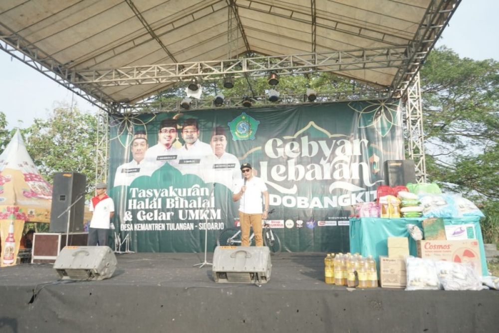 Wabup Subandi beri sambutan saat menghadiri pembukaan Gebyar Pasar Rakyat di Lapangan Desa Kemantren, Tulangan. (Ist) 
