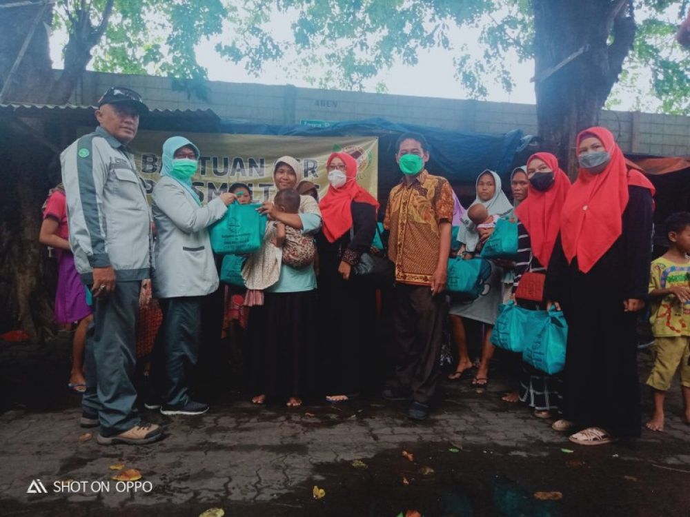 Staf PT Smelting, pengurus serta keluarga anak jalanan saat menerima bingkisan paket sembako. (Ist) 