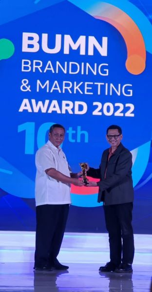 Tri Septiono mewakili PTPN XII saat menerima penghargaan dari BUMN Branding dan Marketing Award 2022 di hotel Sultan Jakarta (ist) 