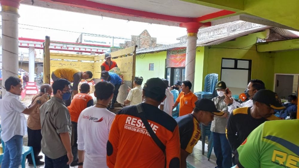 PTPN XII Kebun Wilayah Banyuwangi dan PT Glenmore salurkan bantuan kepada korban banjir Kalibaru. (ist) 