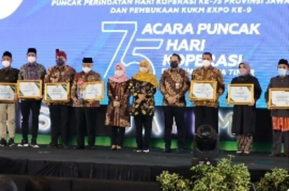 Gubernur Khofifah vergoto bersama usai memberikan penghargaan kepada para pegiat koperasi dan UKM dalam acara Puncak Harkop Jatim ke 75 Tahun 2022 di Convention Hall Grand City Surabaya. (Ist) 