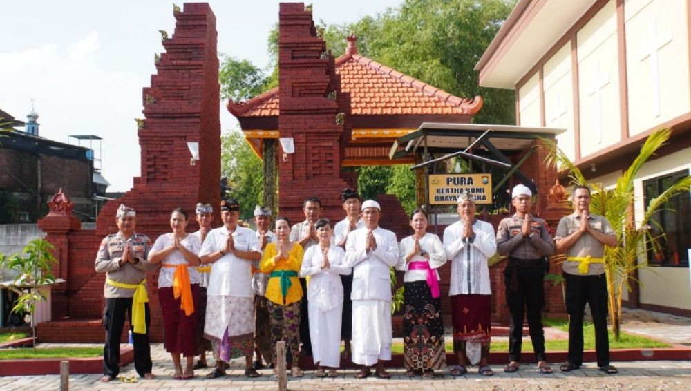  Umat Hindu laksanakan ibadah di Pura Kertha Bumi Bhayangkara Polresta Sidoarjo. (Ist) 