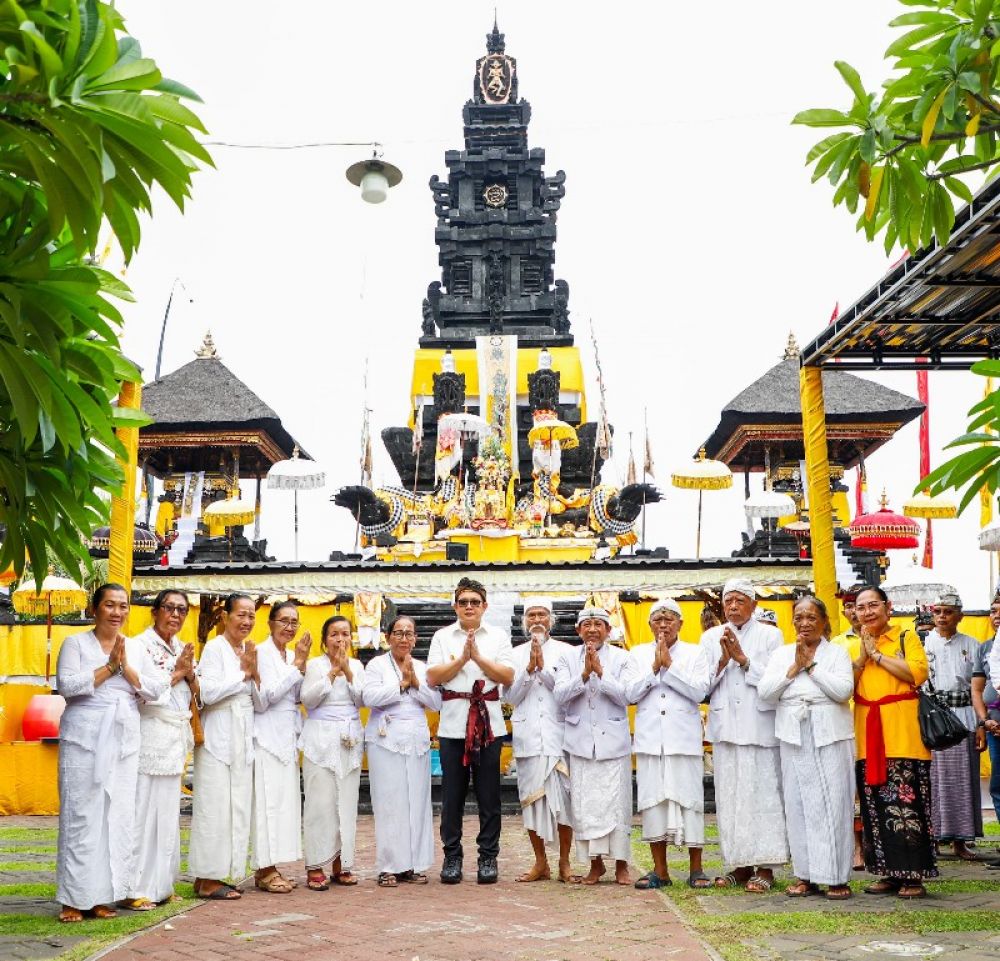 Pj Gubernur Adhy saat meninjau Pura Iagat Karana dan lakukan foto bersama. (Ist) 