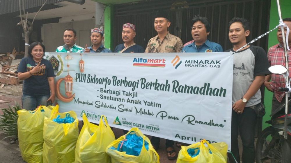 PWI Sidoarjo membagikan ratusan paket takjil kepada penggunaan jalan. (Ist) 