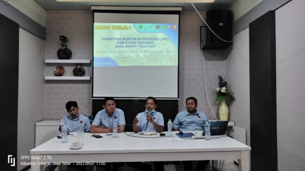 Ketua PWI Sidoarjo Mustain pimpin Raker I PWI Sidoarjo di Rumah Makan Joyo Sidoarjo membahas program strategis dan prioritas. (red) 