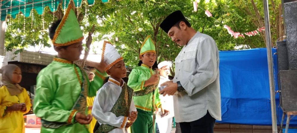 H Moh Qosim berikan santunan kepada anak anjal. (Ist) 