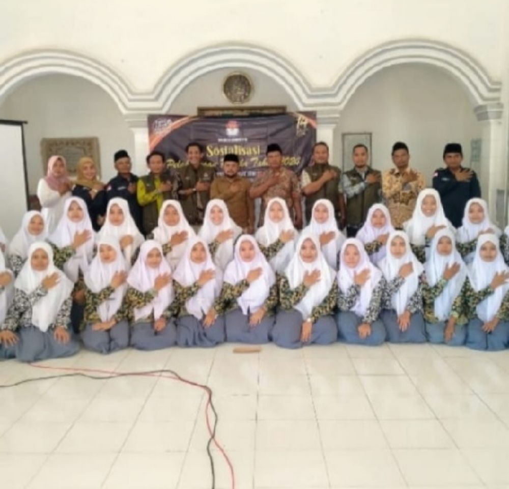 Foto bersama siswa dan KPU, PPK, PPS, Pengurus Lembaga Pendidikan usai sosialisasi Pemilu 2024. (Ist) 