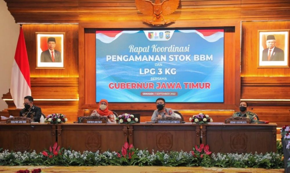 Gubernur Jawa Timur Khofifah Indar Parawansa pimpin rakor pengamanan stok dan Distribusi BBM bersama Kapolda Jatim dan Pangdam V Brawijaya Surabaya. (Ist) 
