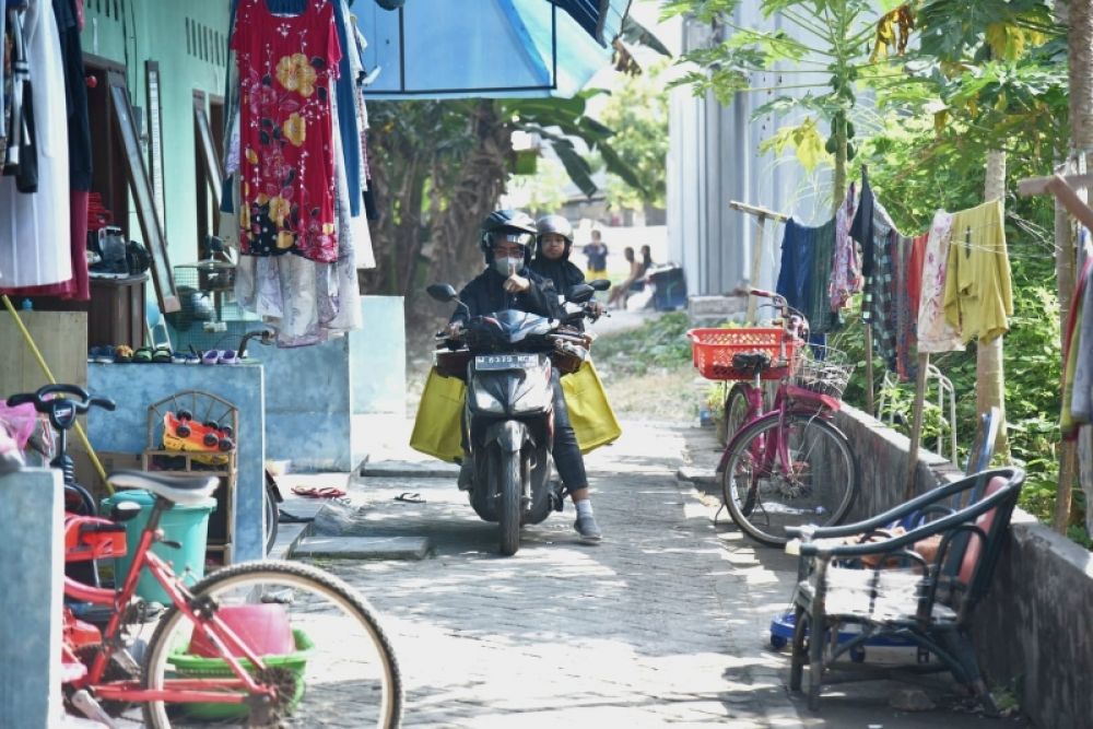 Penyefia makan gratis saat mengantarkan ransuman kepada lansia. (Ist) 