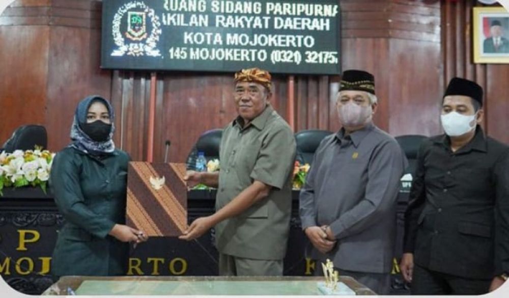 Wali Kota Mojokerto Ika Puspitasari menandatangani Keputusan dan Menetapkan Raperda bersama Ketua DPRD Kota Mojokerto tentang P-APBD Tahun Anggaran Tahun Anggaran 2022 (ist) 