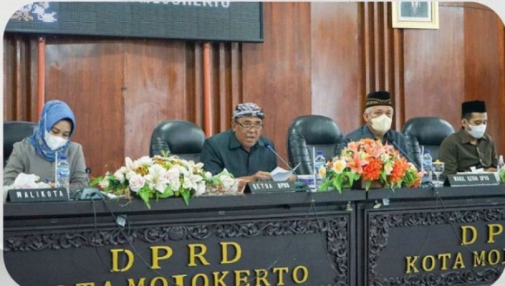 Wali Kota Mojokerto Ika Puspitasari bersama Ketua dan Wakil Ketua DPRD Kota Mojokerto dalam Rapat Paripurna membahas Raperda P-APBD Tahun Anggaran 2022 (ist)