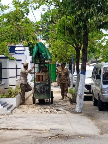 Satpol PP saat melakukan penertiban PKL di area Depan RSUD Moch Zyn Sampang. (Ist) 