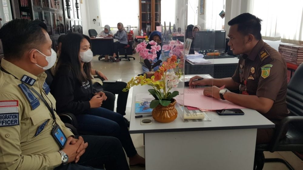 Kantor Kejaksaan Negeri Kabupaten Kediri terima tersangka RE dalamnperkara Keimigrasian. (Ist) 