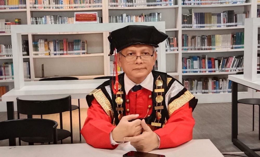 Rektor UISI Herman Sasongko dan Wakil Rektor jelaskan alur Laboratorium virtual. (Ist) 