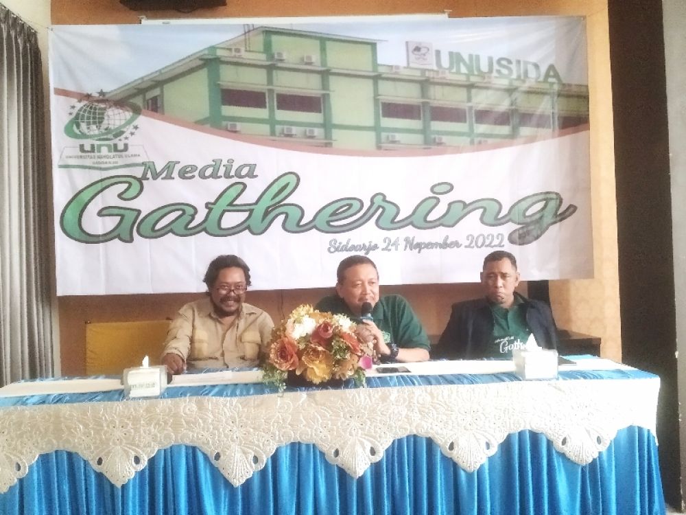 Rektor UNUSIDA Dr H Fatkhul Anam, MSi, menyampaikan sambutan dalam acara Media Gathering 2022 di Heritage of Handayani Kahuripan Sidoarjo. (foto: zainul/B-news.id) 
