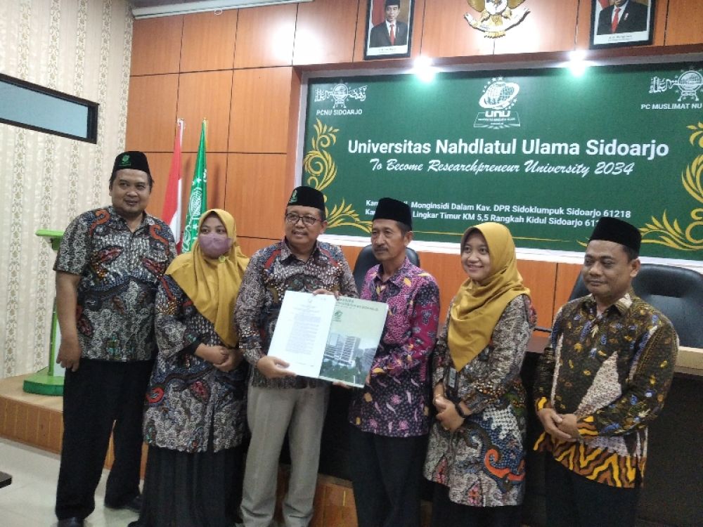 Rektor Unusida Dr. H. Fatkul Anam, M.Si (tiga dari kiri) Ketua Badan Pelaksana Pendidikan (BPP) UNUSIDA Drs Arly Fauzi (tiga dari kanan) dan Dekan FKIP Nurul Aini, SPd, MPd (dua dari kiri) serta Kahumas Unusida Idham Kholiq (kanan). (foto: zainul/B-news.i