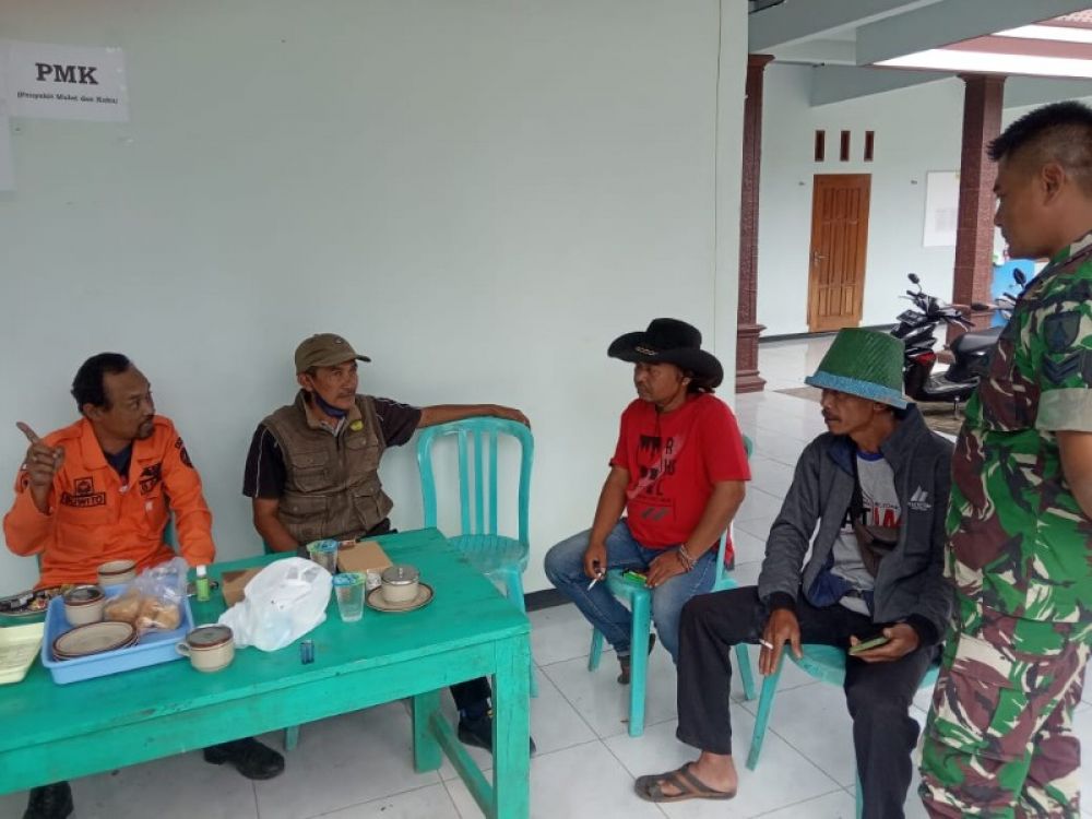 Pujiana dan wakil warga terlibat debat serius dengan petugas di Posko PMK di Balai Desa Bedoho. Petugas akhirnya bersedia melaporkan semua keluhan warga ke pimpinan agar segera ditindaklajuti. (Foto: bagus) 