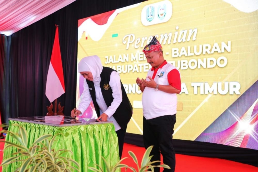 Gubernur Khofifah menandatangani prasasti peresmian jalan jalan Merak - Baluran Situbondo. (Ist) 