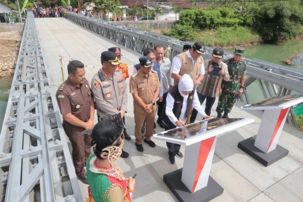 Gubernur Khofifah secara simbolis meresmikan jembatan Kembang dan jembatan Gandu di Kabupaten Pacitan. Tampak Gubernur Khofifah tandatangani prasasti. (Ist) 