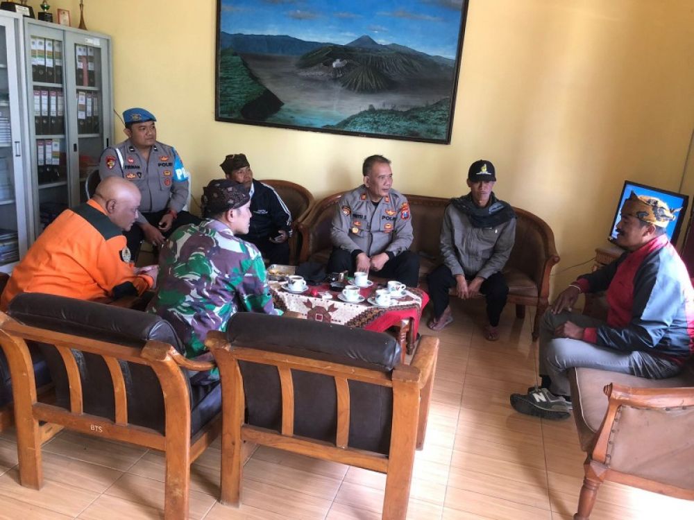 Anggota Polres dan Kodim memfasilitasi pertemuan dengan oknum ojek kuda untuk meminta maaf. ( ist) 