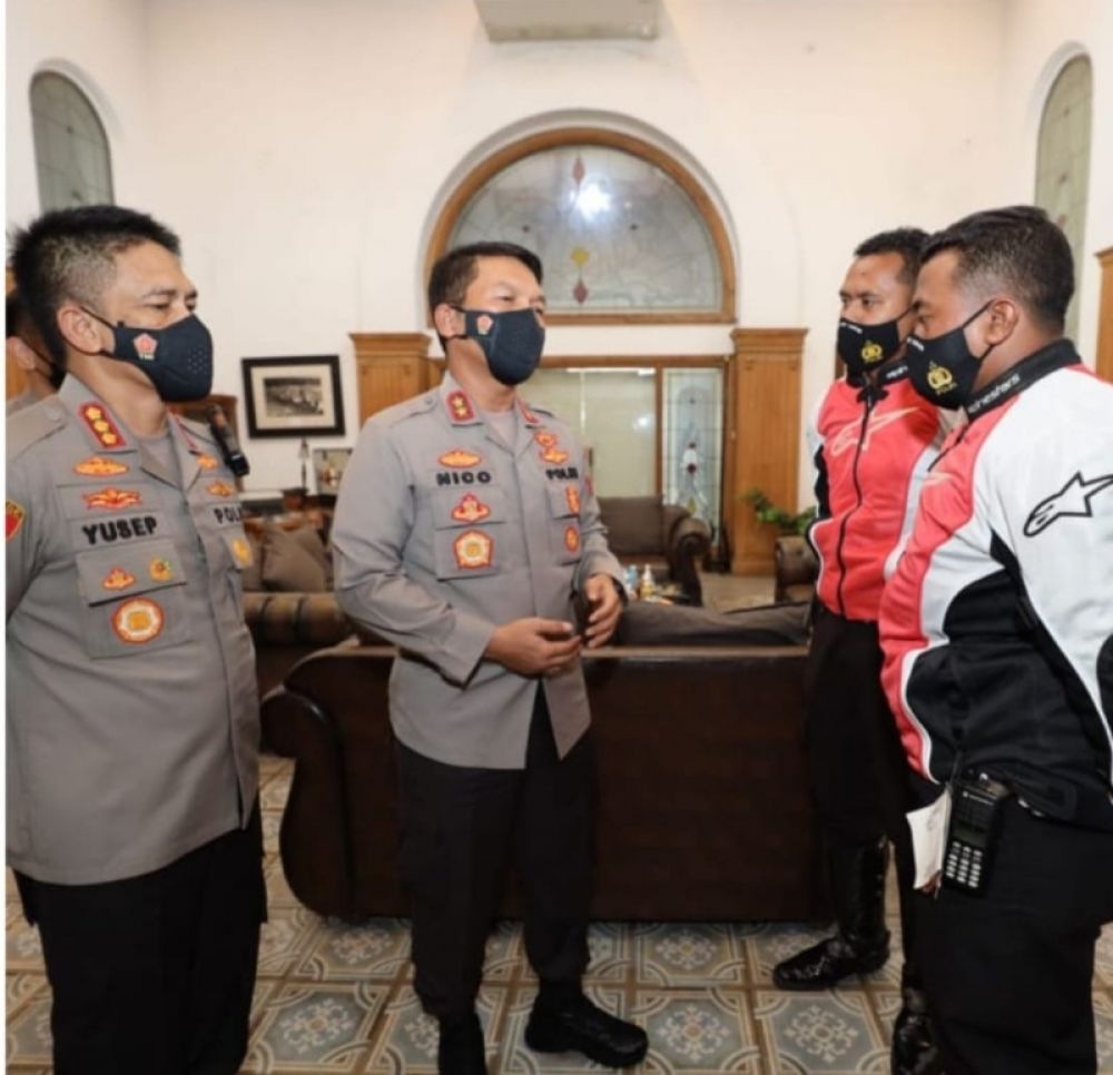 Dua Anggota Polrestabes Surabaya saat mendapat Reward dai Polda Jatim. (Ist) 