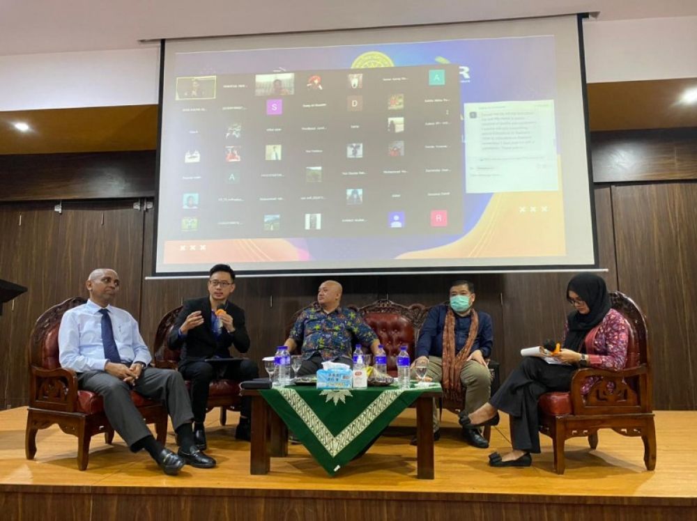 Ahmad Riyadh Dosen Administrasi Publik Unsuda dan para narasumber dalam diskusi Peran Media dalam Pemulihan Pariwisata Pasca Pandemi Covid -19 di Universitas Muhammadiyah Sidoarjo (Umsida). (Ist) 