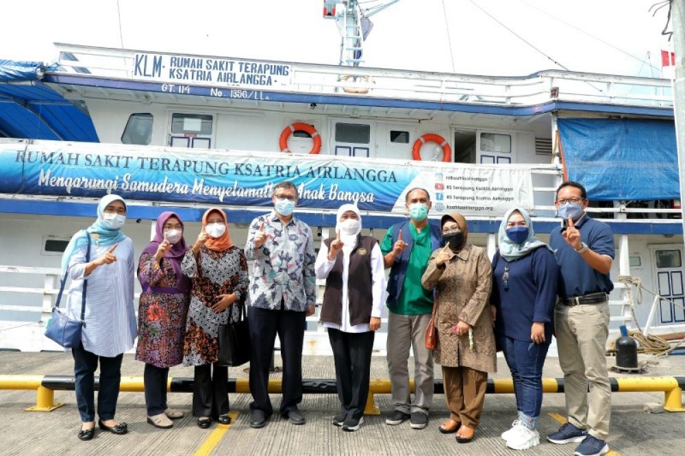 Gubernur Khofifah usai melepas Pelayaran RS Terapung di Tanjung Perak Surabaya. (Ist) 