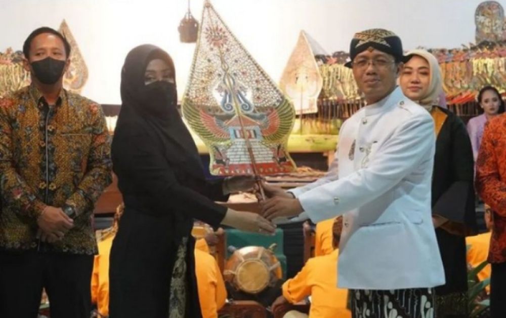 Bupati Mojokerto Ikfina secara simbolis menerima gunungan / pusaka untuk di ruwat di pendopo Graha Majatama. (Ist) 