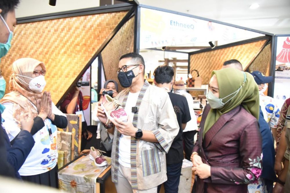 Kemenparekraf Sandiaga Uno didampingi ketua Dekranasda Hj Sa'adah meninjau Pameran UMKM di Lippo Plasa Sidoarjo. (Ist) 