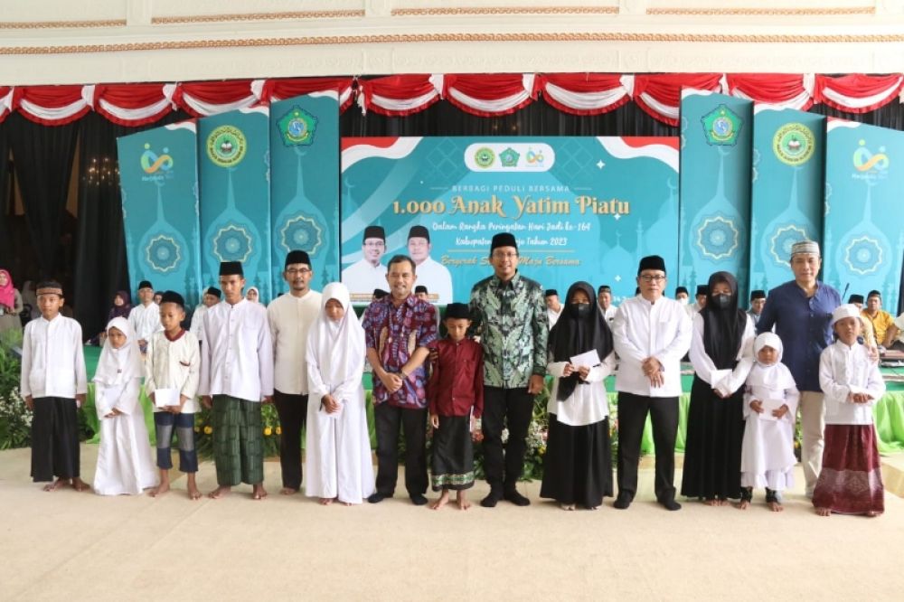 Bupati Muhdlor bersama anak Yatim usai memberikan santunan. (Ist) 