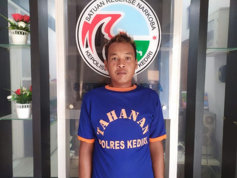 Hs, (38) warga Kewedusan Kecamatan Plosoklaten Kediri diamankan petugas. (Ist) 