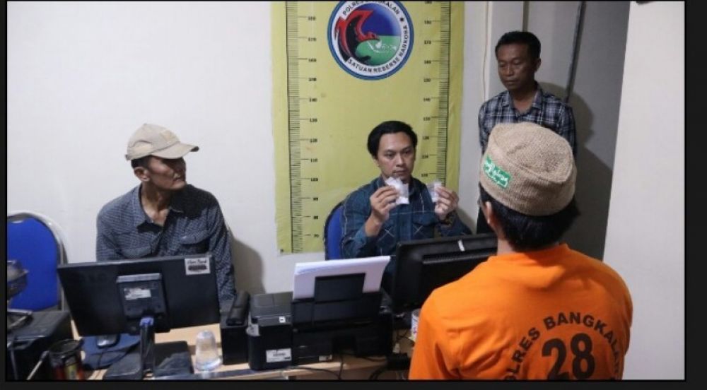 SA, remaja warga Socah Bangkalan n Madura saat diinterogasi petugas karena kepemilikan sabu 12,4 gr. (Ist) 