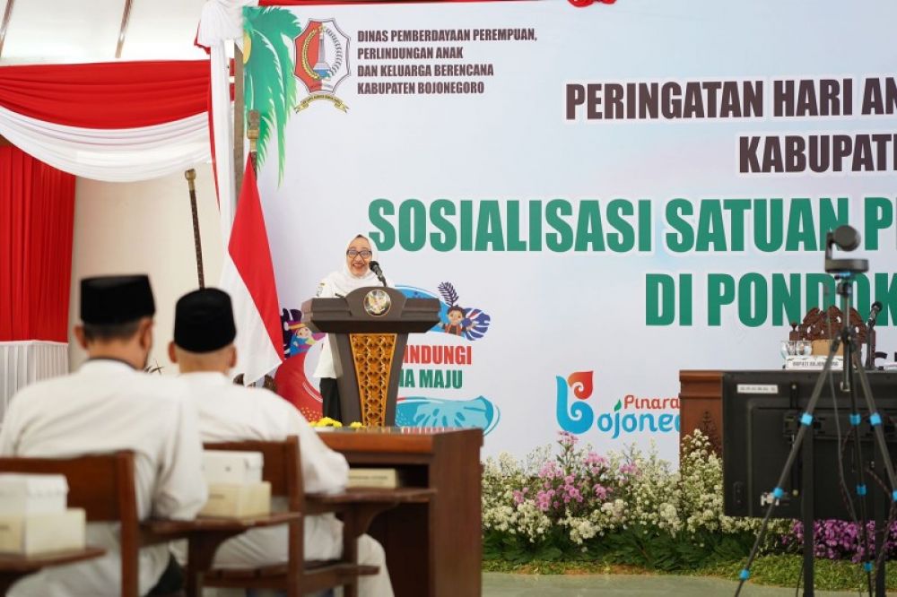 Bupati Bojonegoro Anna Mu'awanah menyampaikan sambutan saat menghadiri acara Hari Anak Nasional dan Sosialisasi Pendidikan Ponpes Ramah Anak. ((Ist) 
