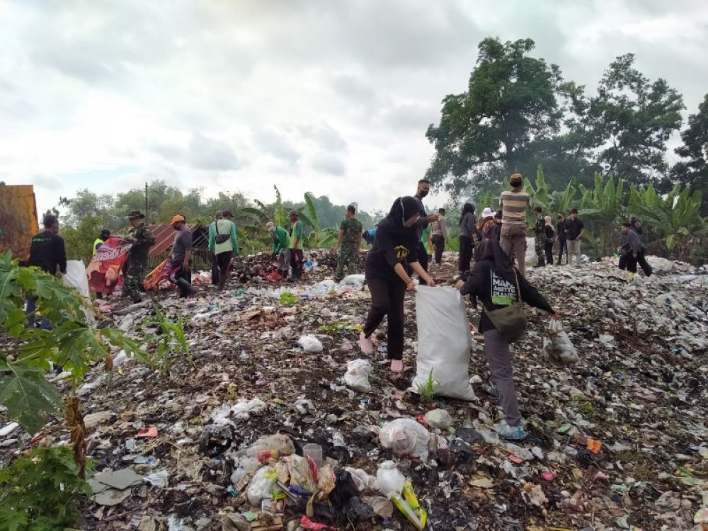 Sampah menjadi problem serius jika tidak ditangani dengan baik. Dalam rangka Hari Peduli Sampah Nasional 2023, sejumlah kegiatan digelar untuk mengatasi masalah sampah, seperti kegiatan bersih-bersih sampah di Sumuragung ini. (Ist) 