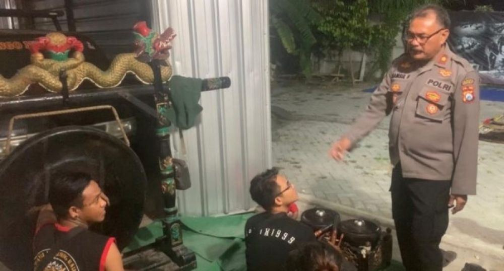  Komisaris Polisi (Kompol) Samsul Hadi, Kapolsek Gedangan, Polresta Sidoarjo. Jiwa seni budaya yang sudah mendarah daging sejak kecil di Ponorogo ajak kawula muda untuk melestarikan budaya Indonesia (ist) 