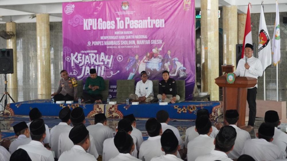 Komisioner KPU Makmun memberikan pencerahan kepada santri Mambaus Solihin. (Ist(