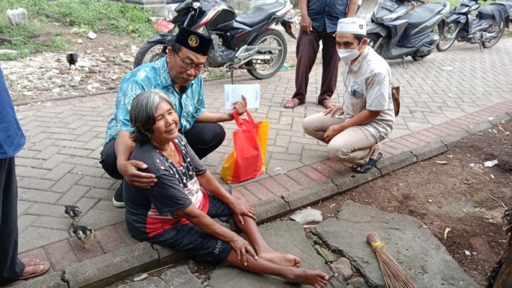 Takmir masjid membagikan santunan kepada dhuafa'. Foto Bawah: Masyarakat mendapatkan pelayanan kesehatan pemeriksaan gratis. (Ist) 
