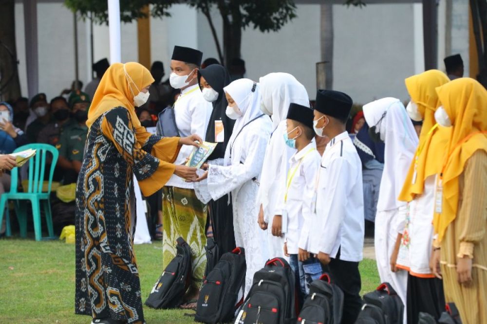 Gubernur Khofifah memberikan santunan kepada ribuan anak Yatim di Tuban dan Bojonegoro. (Ist) 