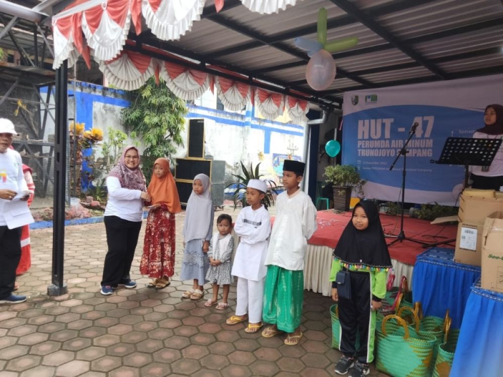 Pemberian bantuan sosial kepada anak yatim piatu. (Ist) 