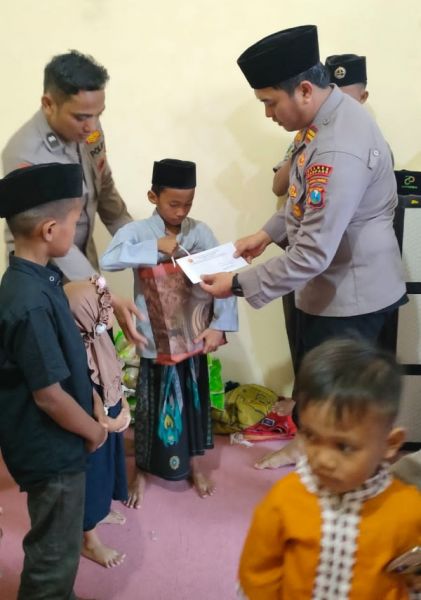 Kapolsek Banyuates Iptu Rizky Akbar beri santunan anak yatim dan ajak buka bersama. (Ist) 